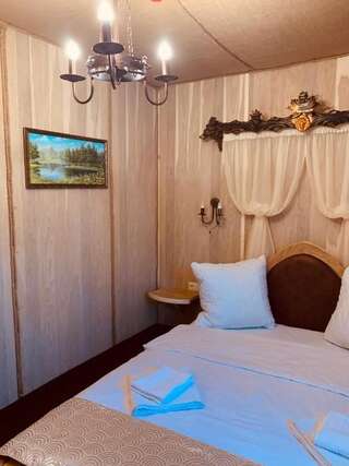 Отель Готельно-ресторанний комплекс «Галицький замок» Тернополь Большой двухместный номер с 1 кроватью или 2 отдельными кроватями-24
