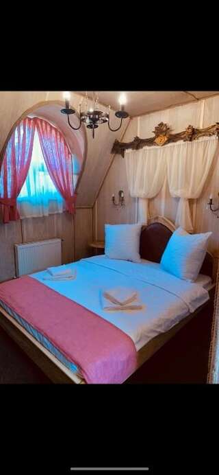 Отель Готельно-ресторанний комплекс «Галицький замок» Тернополь Большой двухместный номер с 1 кроватью или 2 отдельными кроватями-25